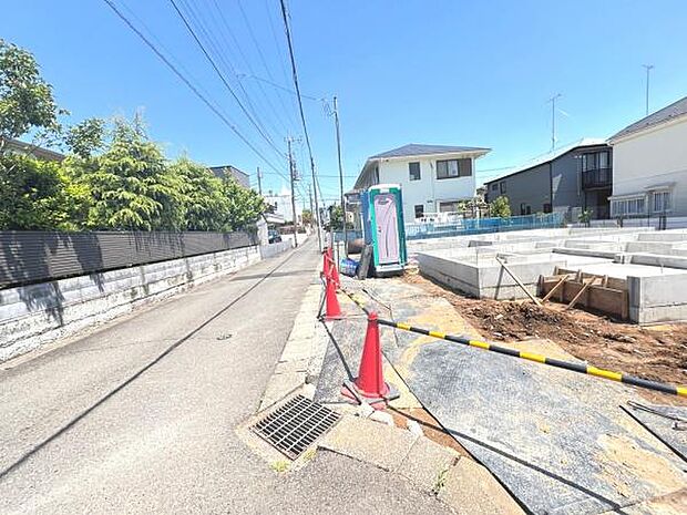 前面道路を含めた現地写真です。
