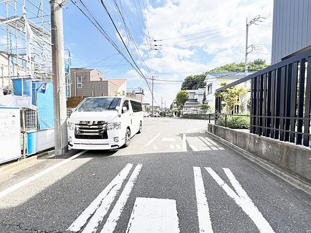 前面道路を含めた現地写真です。