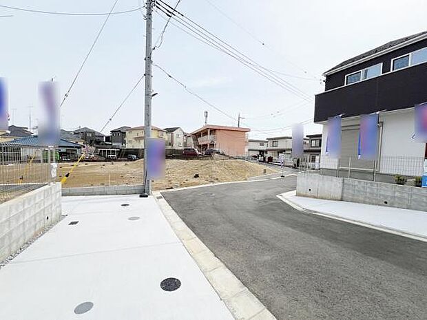 前面道路を含めた現地写真です。