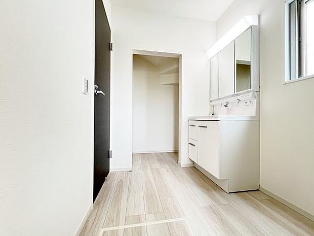 脱衣所は小さなお子様がいるご家庭にも重宝されます。