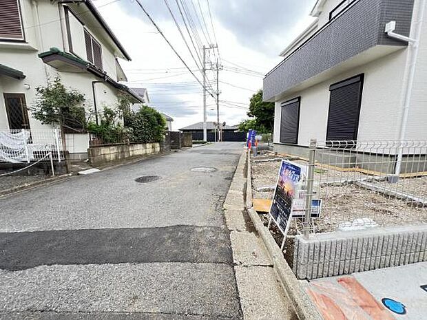 前面道路を含めた現地写真です。