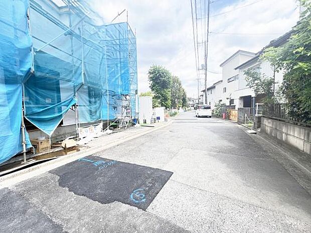 前面道路を含めた現地写真です。