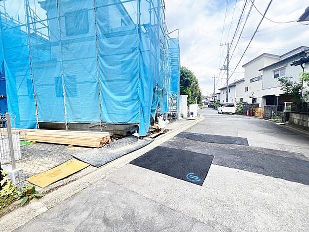 前面道路を含めた現地写真です。