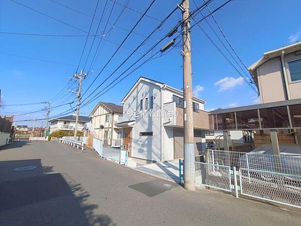 前面道路を含めた現地写真です。
