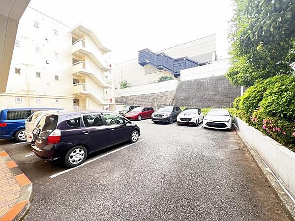 駐車場ももちろん完備しておりますのでお車所有の方にも心強いです。
