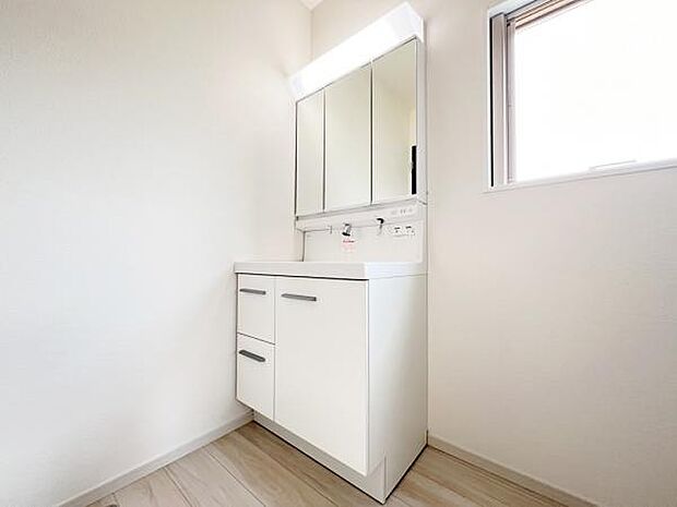 洗面化粧台です。朝の身支度から1日が始まります。