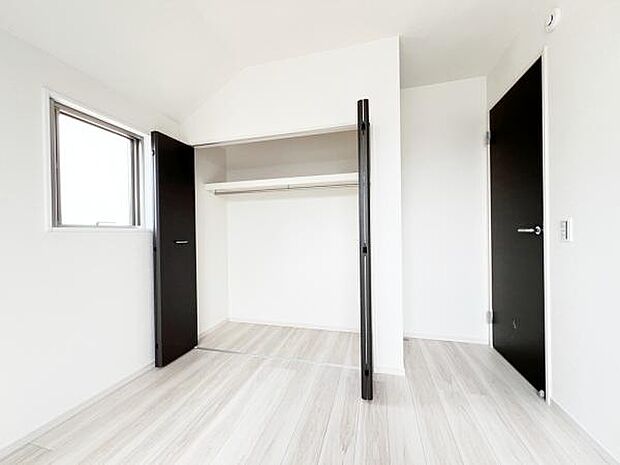 いつでもお部屋をスッキリお使い頂ける収納スペースを設置。