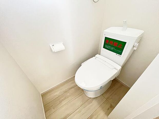 シャワー洗浄機能付のトイレは、清潔感が印象的な空間ですね。