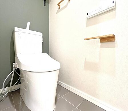 シャワー洗浄機能付のトイレは、清潔感が印象的な空間ですね。