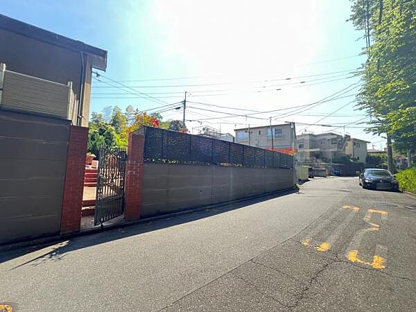 前面道路を含めた現地写真です。ぜひ周辺環境も併せてご覧ください。