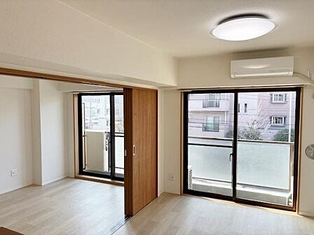 家族団らんの場所としてゆったりと居心地の良いリビングです。