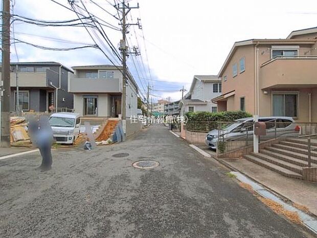 前面道路を含めた現地写真です。