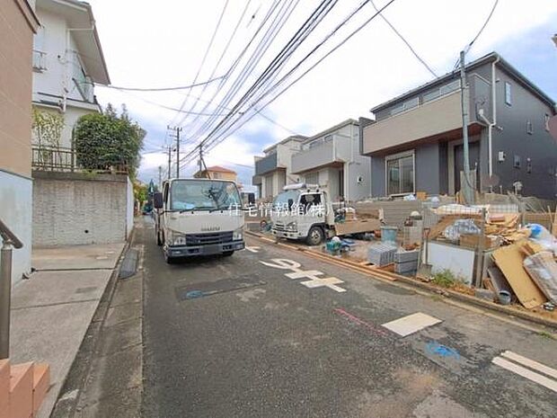 前面道路を含めた現地写真です。