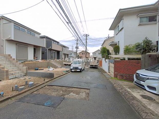 前面道路を含めた現地写真です。