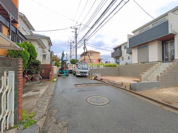 前面道路を含めた現地写真です。