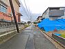 外観：前面道路を含めた現地写真です。