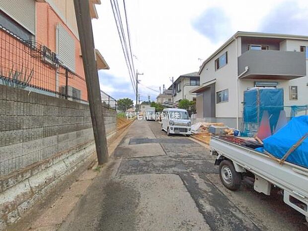 前面道路を含めた現地写真です。