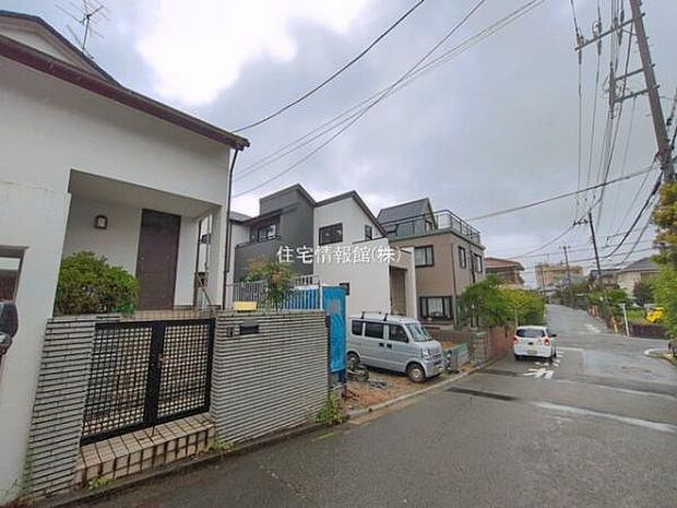 前面道路を含めた現地写真です。