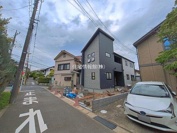 前面道路を含めた現地写真です。