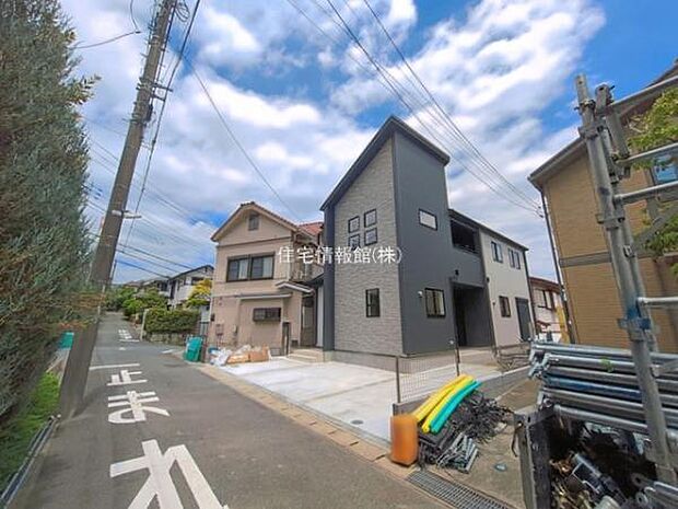 前面道路を含めた現地写真です。