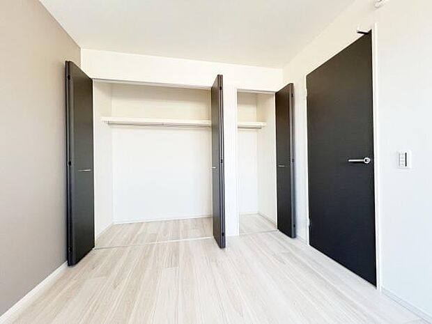 いつでもお部屋をスッキリお使い頂ける収納スペースを設置。