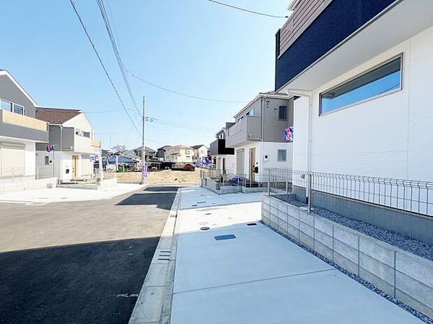 前面道路を含めた現地写真です。