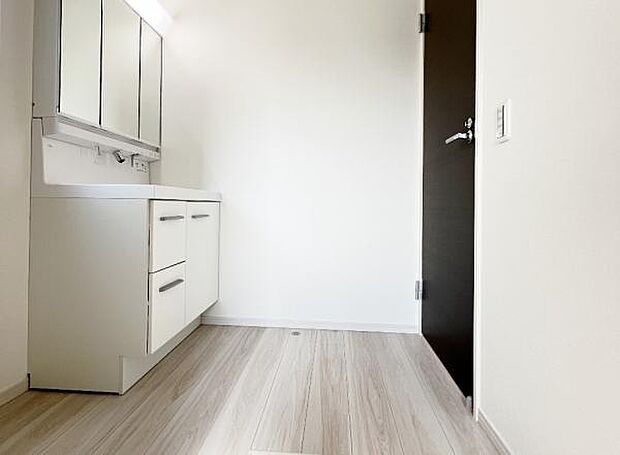 脱衣所は小さなお子様がいるご家庭にも重宝されます。