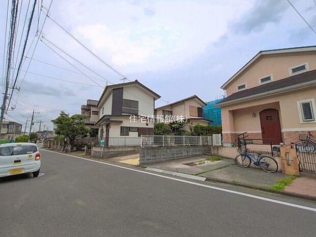 前面道路を含めた現地写真です。