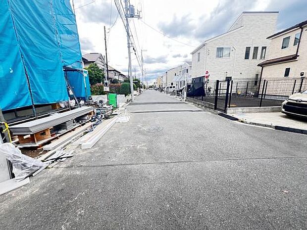 前面道路を含めた現地写真です。