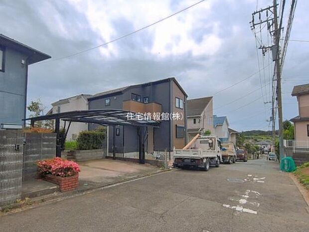前面道路を含めた現地写真です。