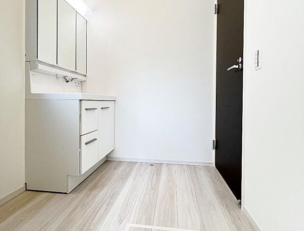 脱衣所は小さなお子様がいるご家庭にも重宝されます。