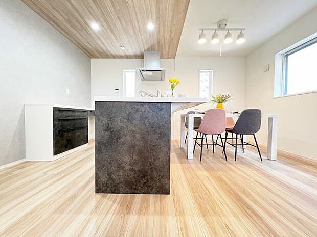 ご家族の温かい時間を演出するダイニングスペースです。