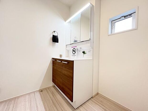 洗面化粧台です。朝の身支度から1日が始まります。