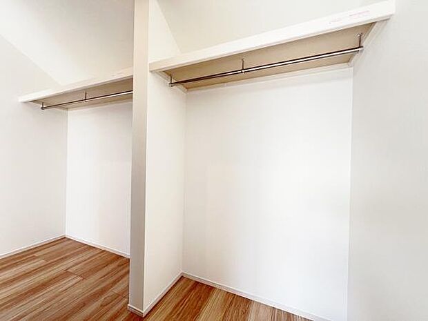 ウォークインクローゼットがあり収納スペースも豊富。季節物もスッキリ片付きそうです。