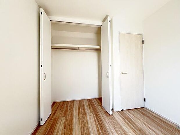 いつでもお部屋をスッキリお使い頂ける収納スペースを設置。