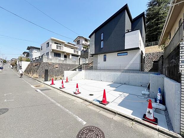 前面道路を含めた現地写真です。