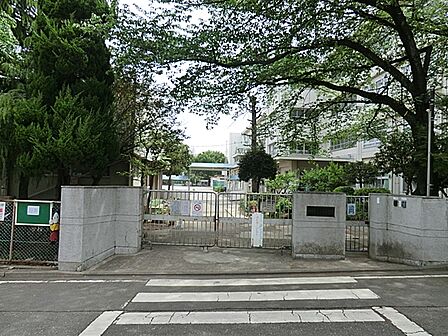 川崎市立三田小学校まで約190m(徒歩3分)