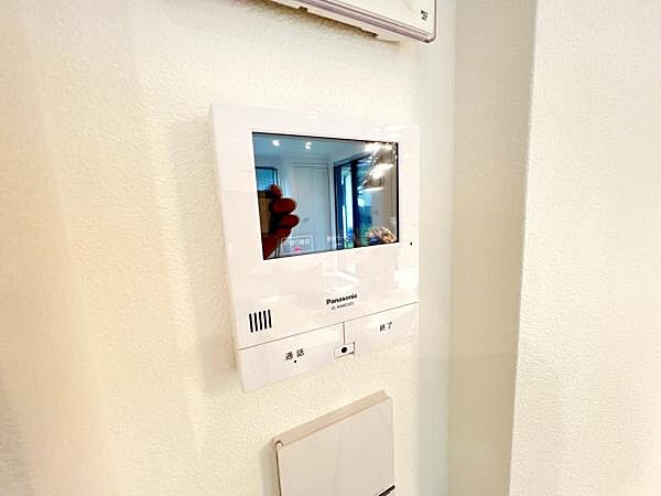 訪問者を確認できるTVモニター付きインターフォンです。