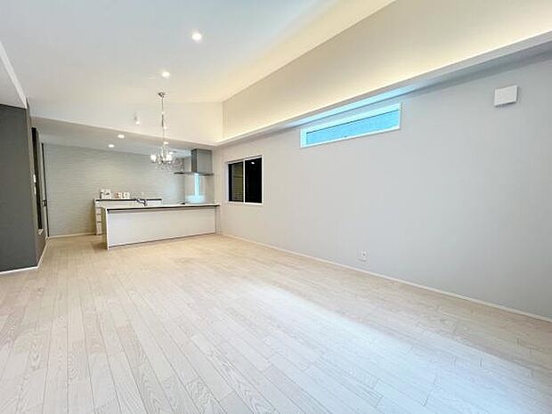 お食事中もキッチンと会話が楽しめるダイニングスペース。