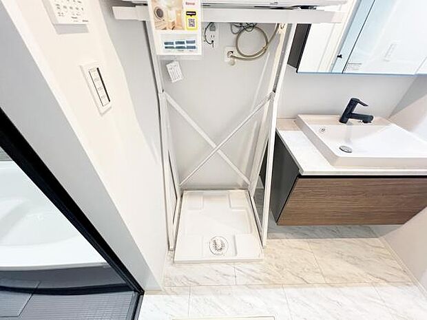 ランドリースペースです。身支度を整えながら洗濯機の操作を行えます。