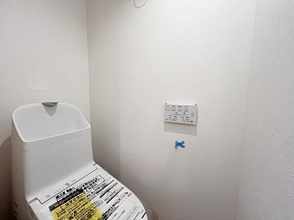 快適に使用できる温水洗浄便座付きトイレです。