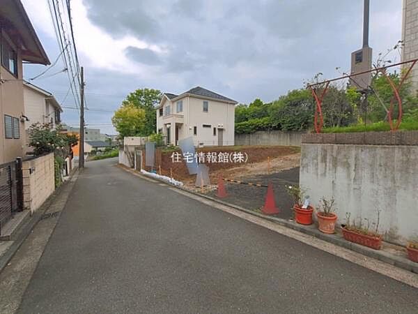前面道路を含めた現地写真です。