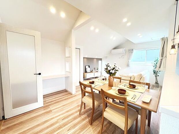 ご家族の温かい時間を演出するダイニングスペースです。