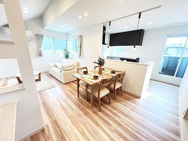 お食事中もキッチンと会話が楽しめるダイニングスペース。