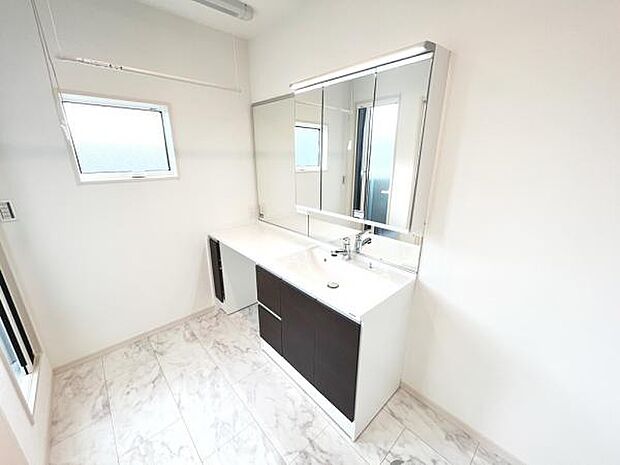 洗面化粧台です。朝の身支度から1日が始まります。