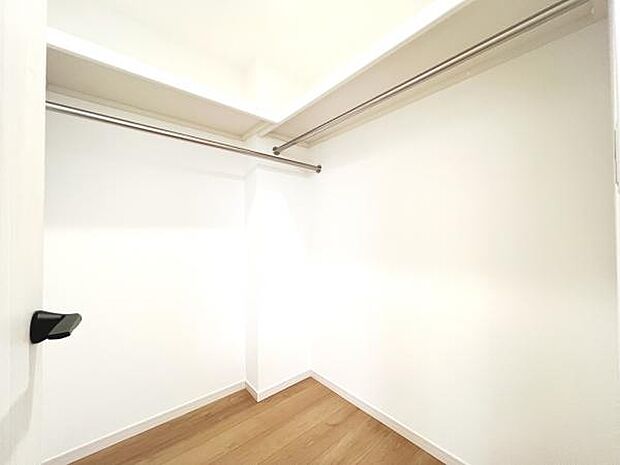 ウォークインクローゼットがあり収納スペースも豊富。季節物もスッキリ片付きそうです。