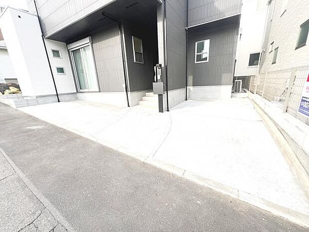 駐車場ももちろん完備しておりますのでお車所有の方にも心強いです。