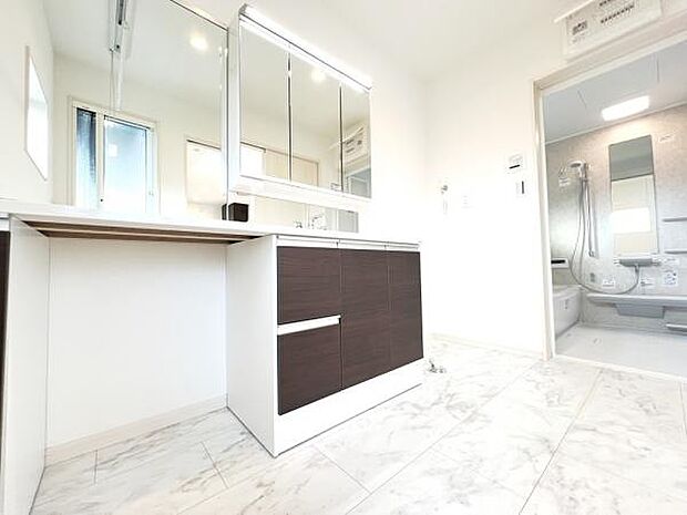 脱衣所は小さなお子様がいるご家庭にも重宝されます。