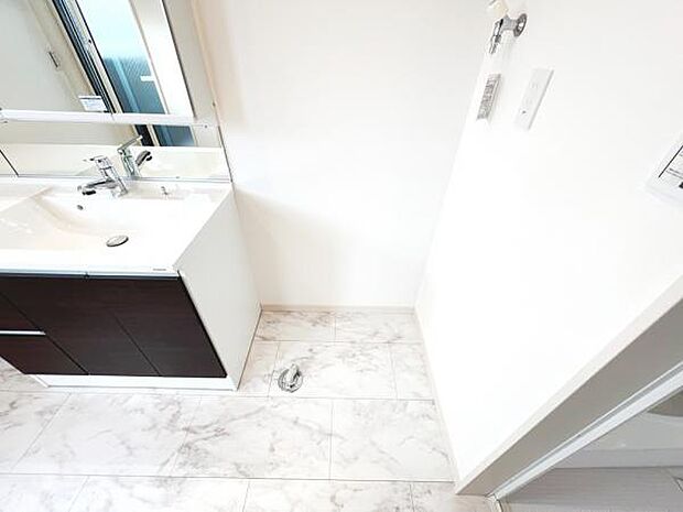 ランドリースペースです。身支度を整えながら洗濯機の操作を行えます。