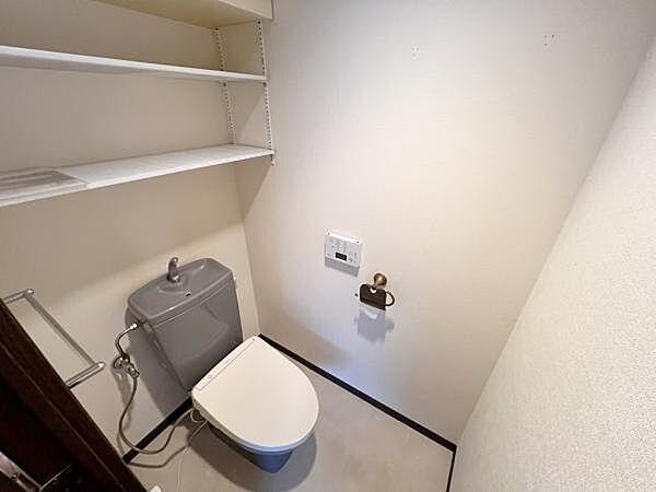 快適に使用できる温水洗浄便座付きトイレです。